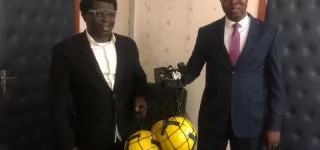 football-le-journaliste-baudelaire-mieu-offre-des-ballons-a-lunjci